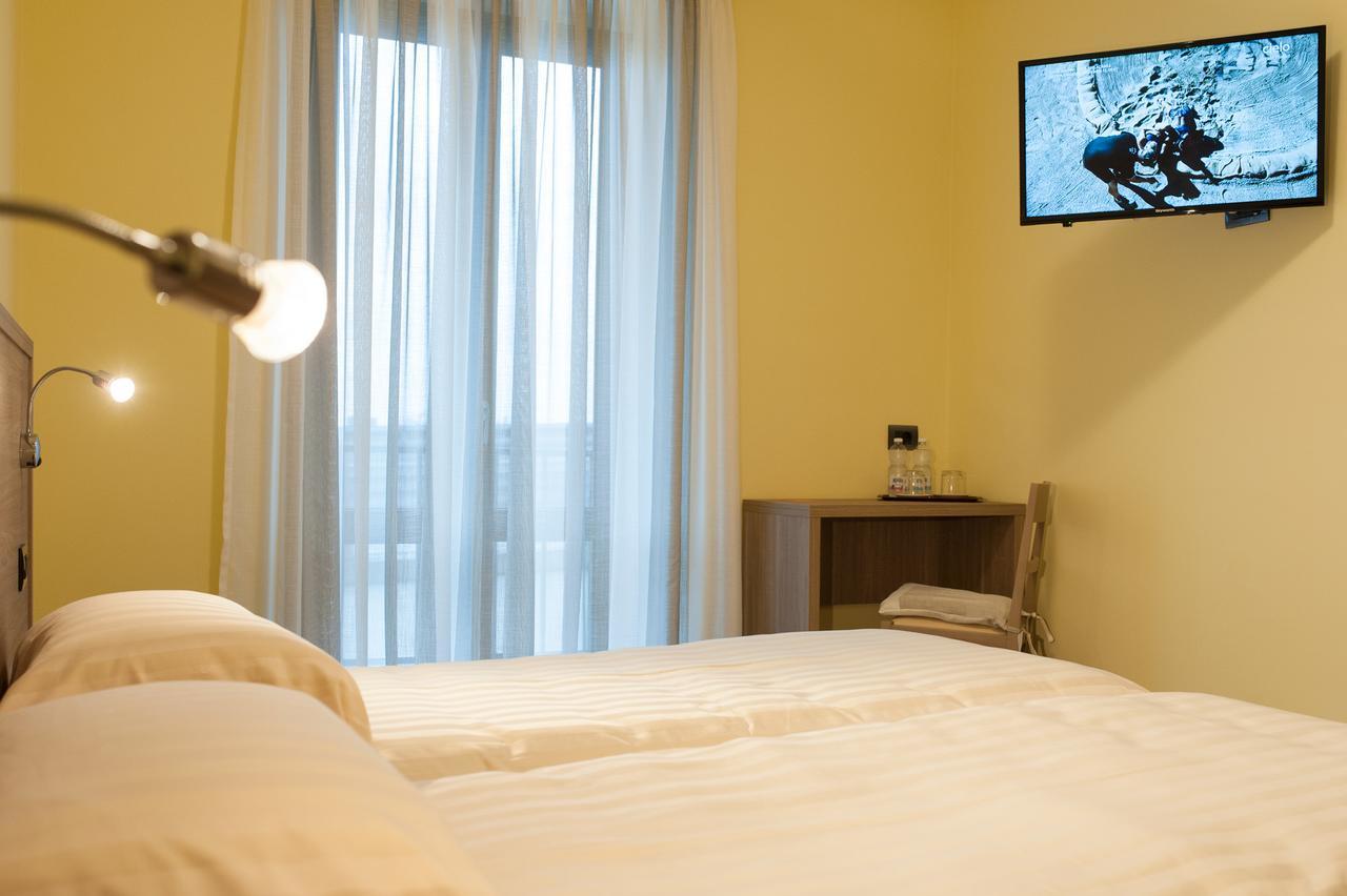 Hotel Ristorante Piccadilly سانثيا المظهر الخارجي الصورة